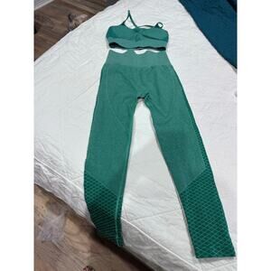 Small green workout set, scrunchy butt size small